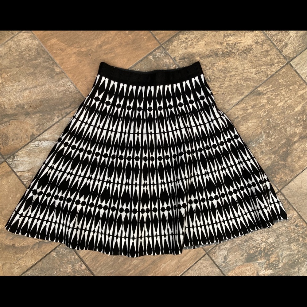 Black and white geometric knit skirt. Size Med.